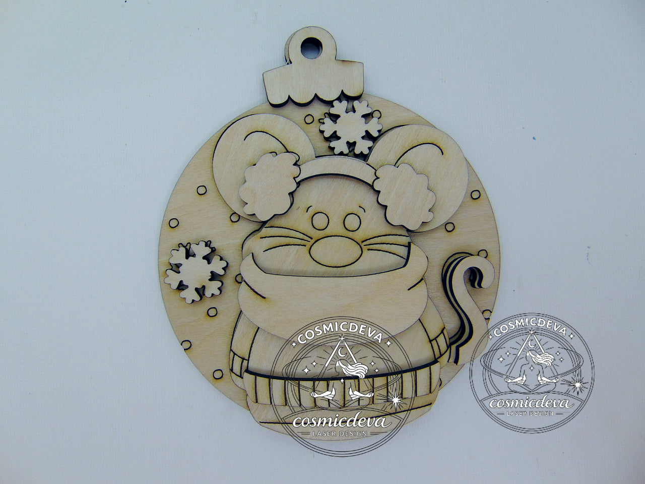 Create cozy holiday magic with these DIY Sweater Scarf Animal Ornaments. Choose from Moose, Polar Bear, Penguin, or Mouse designs — perfect for paint parties, kids’ crafts, gift tags, and Christmas décor. Layered birchwood, ready to paint and assemble.