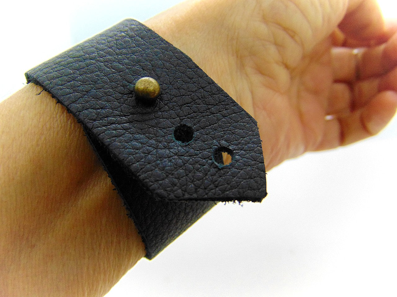 Handcrafted inspirational Yoga black deer leather bracelet with solid copper mandala tag with the word “breathe”. Motivational messages and words inspire positive energy in your life. I put my heart and soul into every piece I create, which results in high quality workmanship and all my jewelry items are carefully handcrafted.