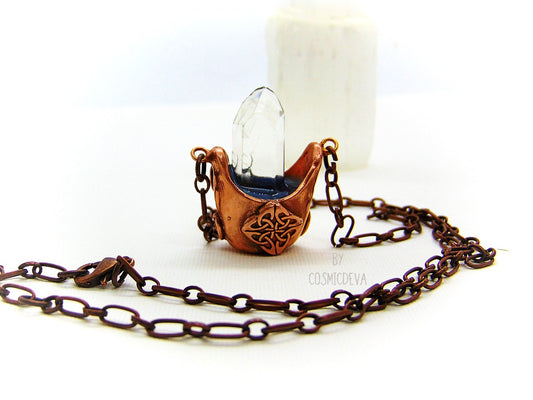 Adorable Wiccan Celtic style solid copper cauldron necklace with a clear Chrystal quartz point in the center. This witchy🧙‍♀️ cauldron pendant is completely hand formed from solid copper, kiln fired and polished with microcrystalline wax (Renaissance wax)