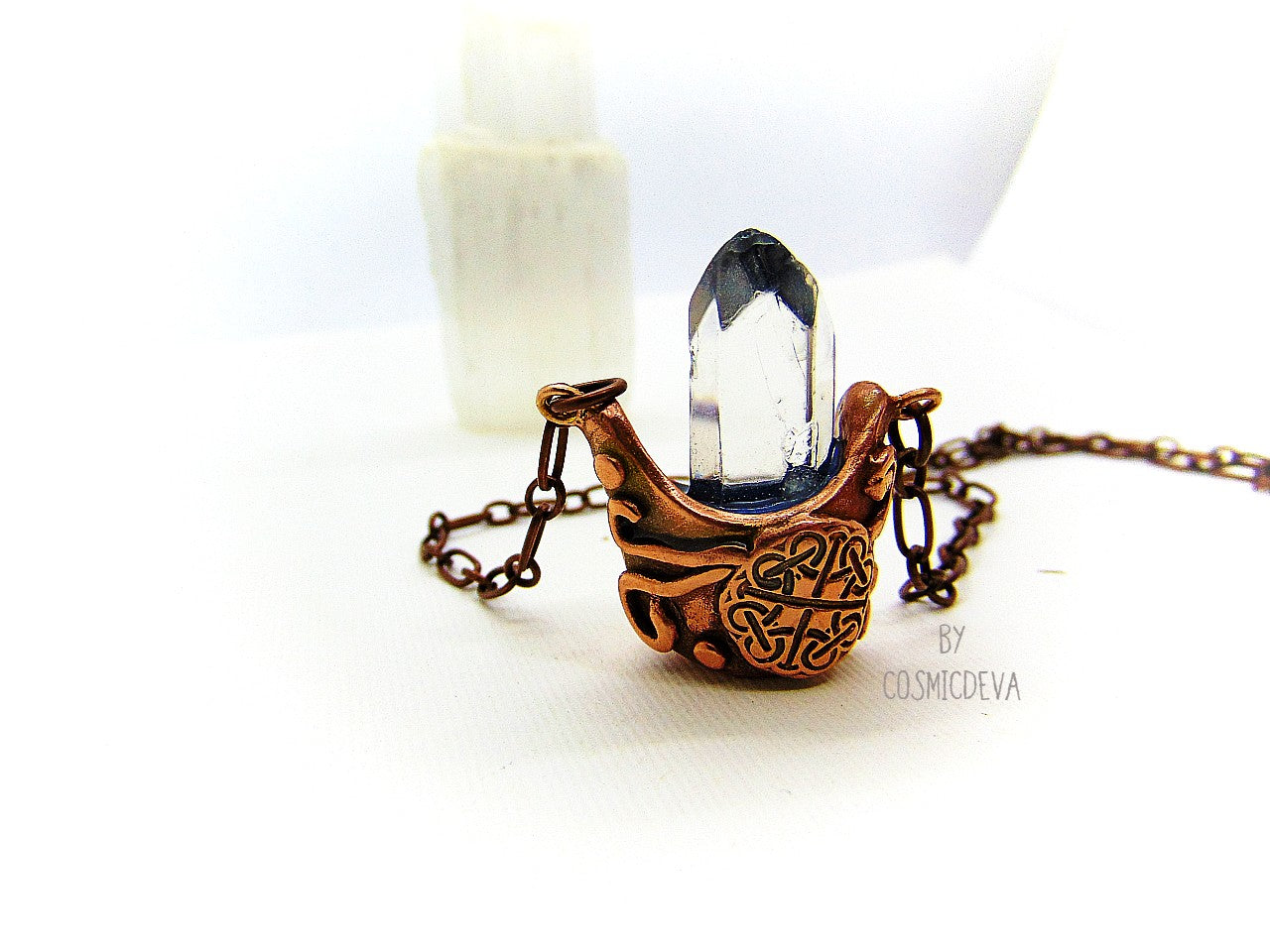 Adorable Wiccan Celtic style solid copper cauldron necklace with a clear Chrystal quartz point in the center. This witchy🧙♀️ cauldron pendant is completely hand formed from solid copper, kiln fired and polished with microcrystalline wax (Renaissance wax)