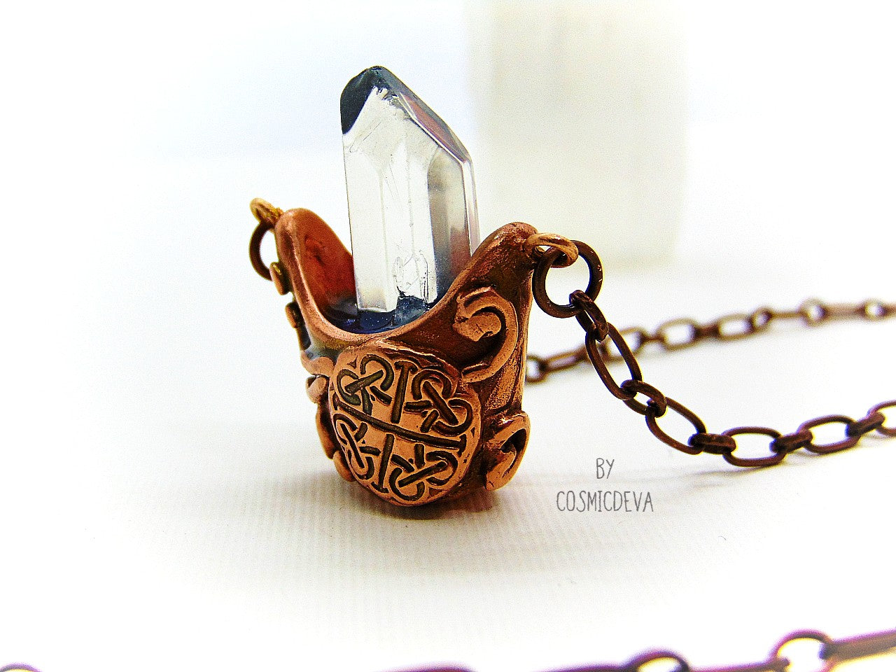 Adorable Wiccan Celtic style solid copper cauldron necklace with a clear Chrystal quartz point in the center. This witchy🧙♀️ cauldron pendant is completely hand formed from solid copper, kiln fired and polished with microcrystalline wax (Renaissance wax)