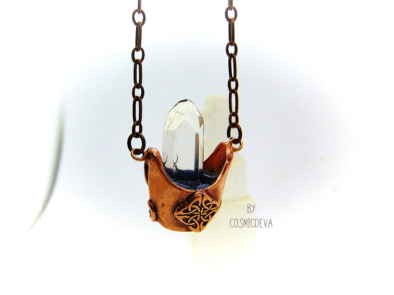 Adorable Wiccan Celtic style solid copper cauldron necklace with a clear Chrystal quartz point in the center. This witchy🧙♀️ cauldron pendant is completely hand formed from solid copper, kiln fired and polished with microcrystalline wax (Renaissance wax)