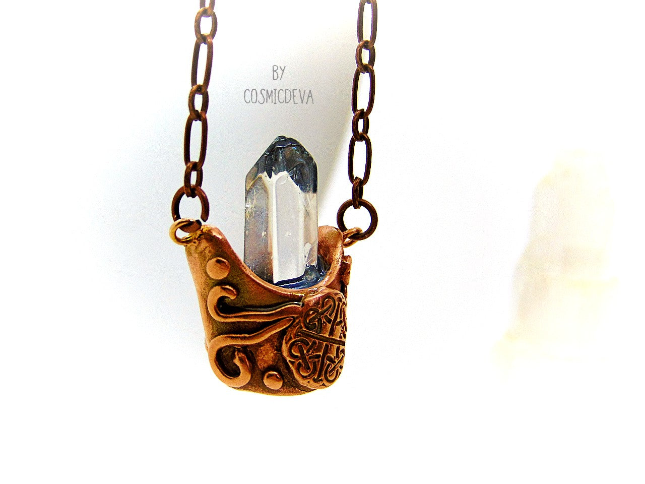 Adorable Wiccan Celtic style solid copper cauldron necklace with a clear Chrystal quartz point in the center. This witchy🧙♀️ cauldron pendant is completely hand formed from solid copper, kiln fired and polished with microcrystalline wax (Renaissance wax)