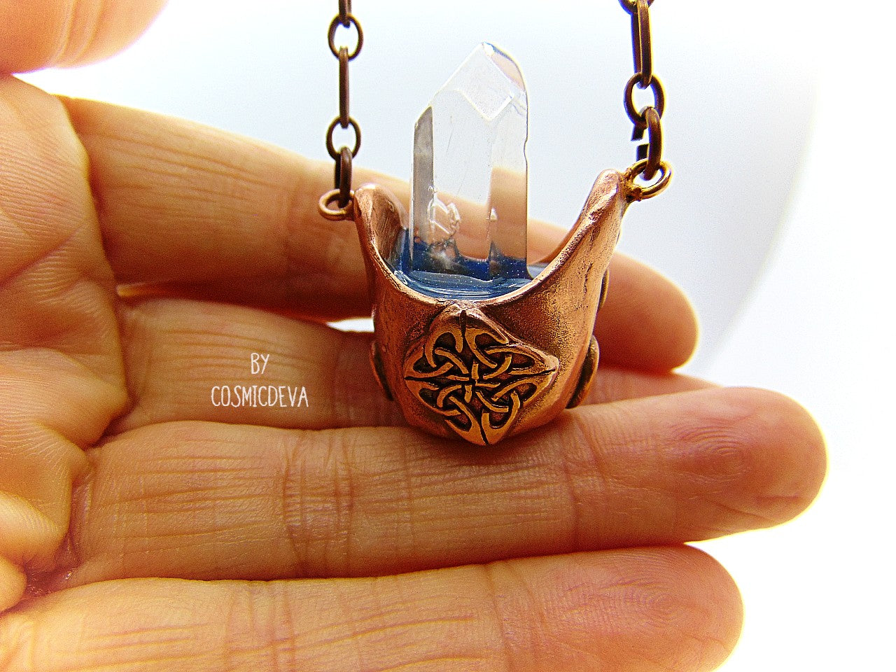 Adorable Wiccan Celtic style solid copper cauldron necklace with a clear Chrystal quartz point in the center. This witchy🧙♀️ cauldron pendant is completely hand formed from solid copper, kiln fired and polished with microcrystalline wax (Renaissance wax)