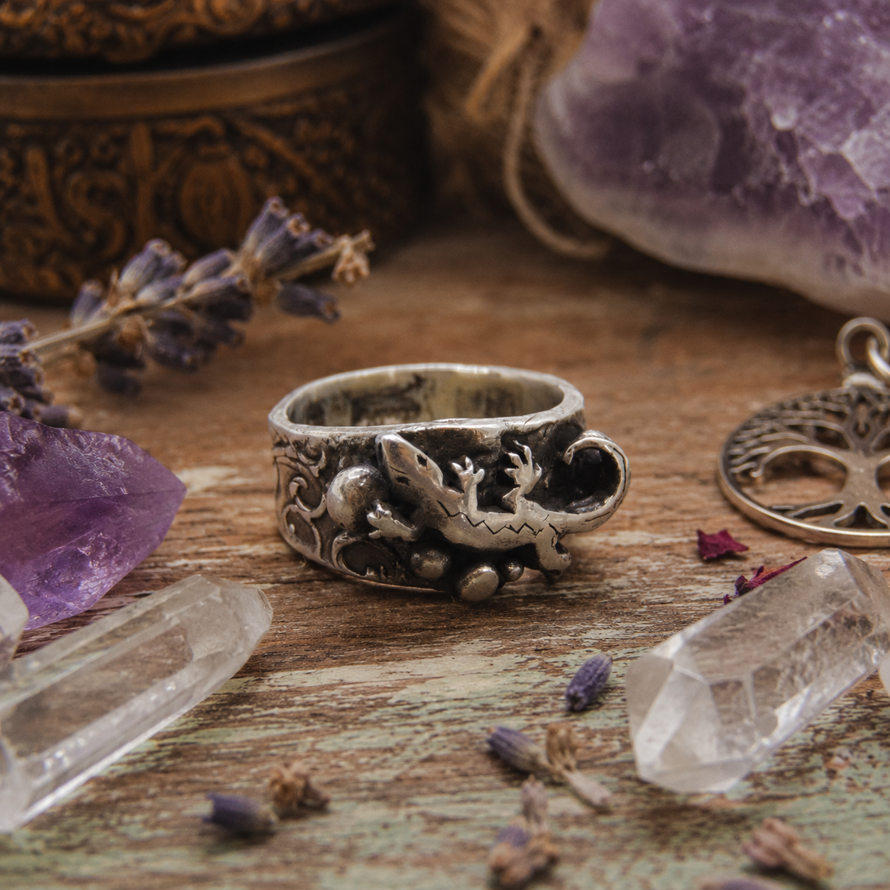 Handmade lizard gecko ring crafted from recycled 950 sterling silver. Unique oxidized boho reptile jewelry for nature and gecko lovers. US size 6.5.by Cosmicdeva 