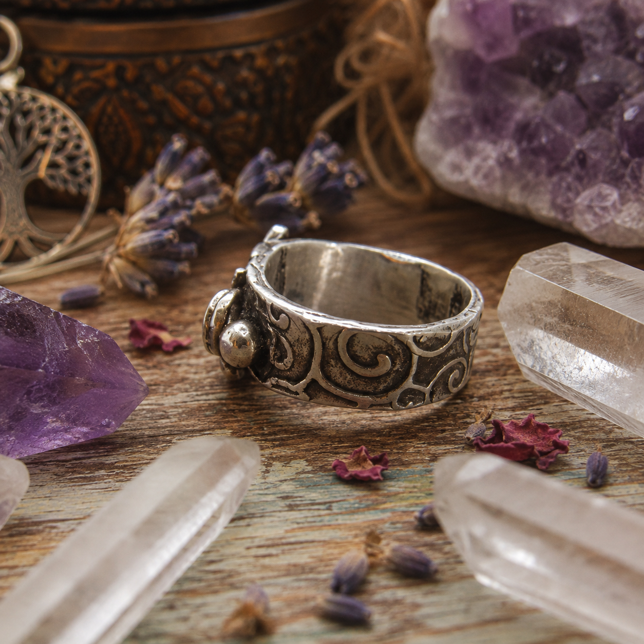 Handmade lizard gecko ring crafted from recycled 950 sterling silver. Unique oxidized boho reptile jewelry for nature and gecko lovers. US size 6.5.by Cosmicdeva 