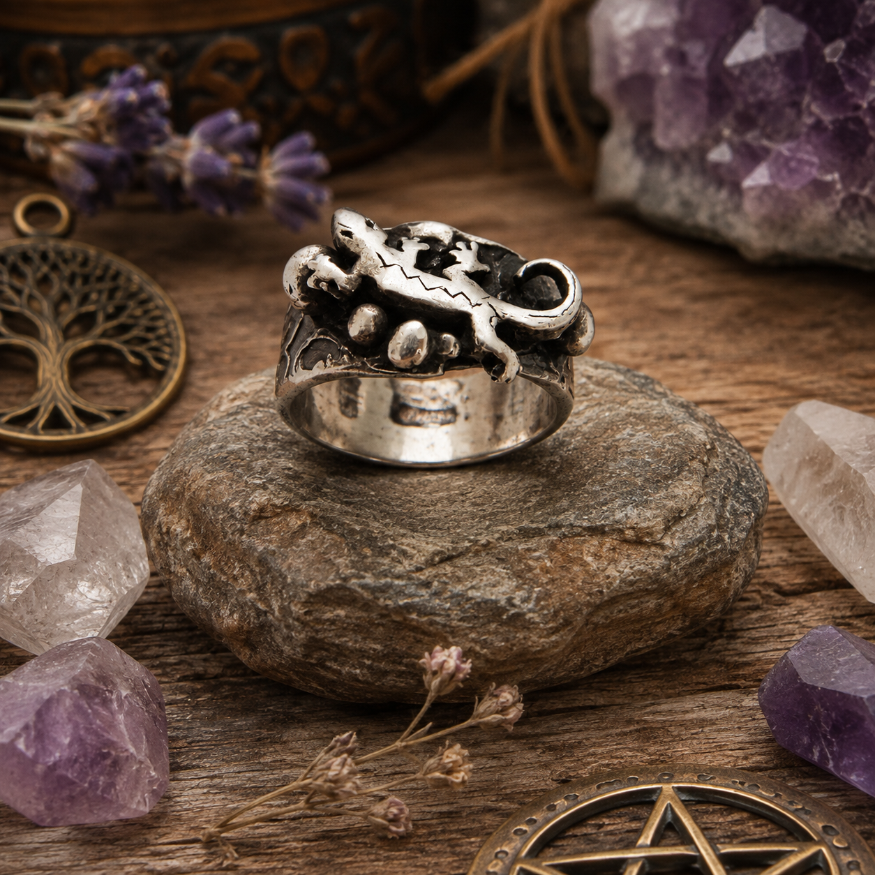 Handmade lizard gecko ring crafted from recycled 950 sterling silver. Unique oxidized boho reptile jewelry for nature and gecko lovers. US size 6.5.by Cosmicdeva 