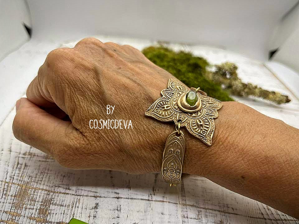 Feel enchanted by the earthy vibes of this Elven Bronze Medallion Bracelet with Raw Green Peridot. Hand formed with love, this medieval elven style bracelet is adorned with natural raw green peridot gemstones and a gracefully crafted toggle clasp.