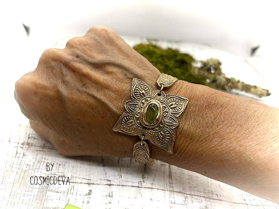 Feel enchanted by the earthy vibes of this Elven Bronze Medallion Bracelet with Raw Green Peridot. Hand formed with love, this medieval elven style bracelet is adorned with natural raw green peridot gemstones and a gracefully crafted toggle clasp.