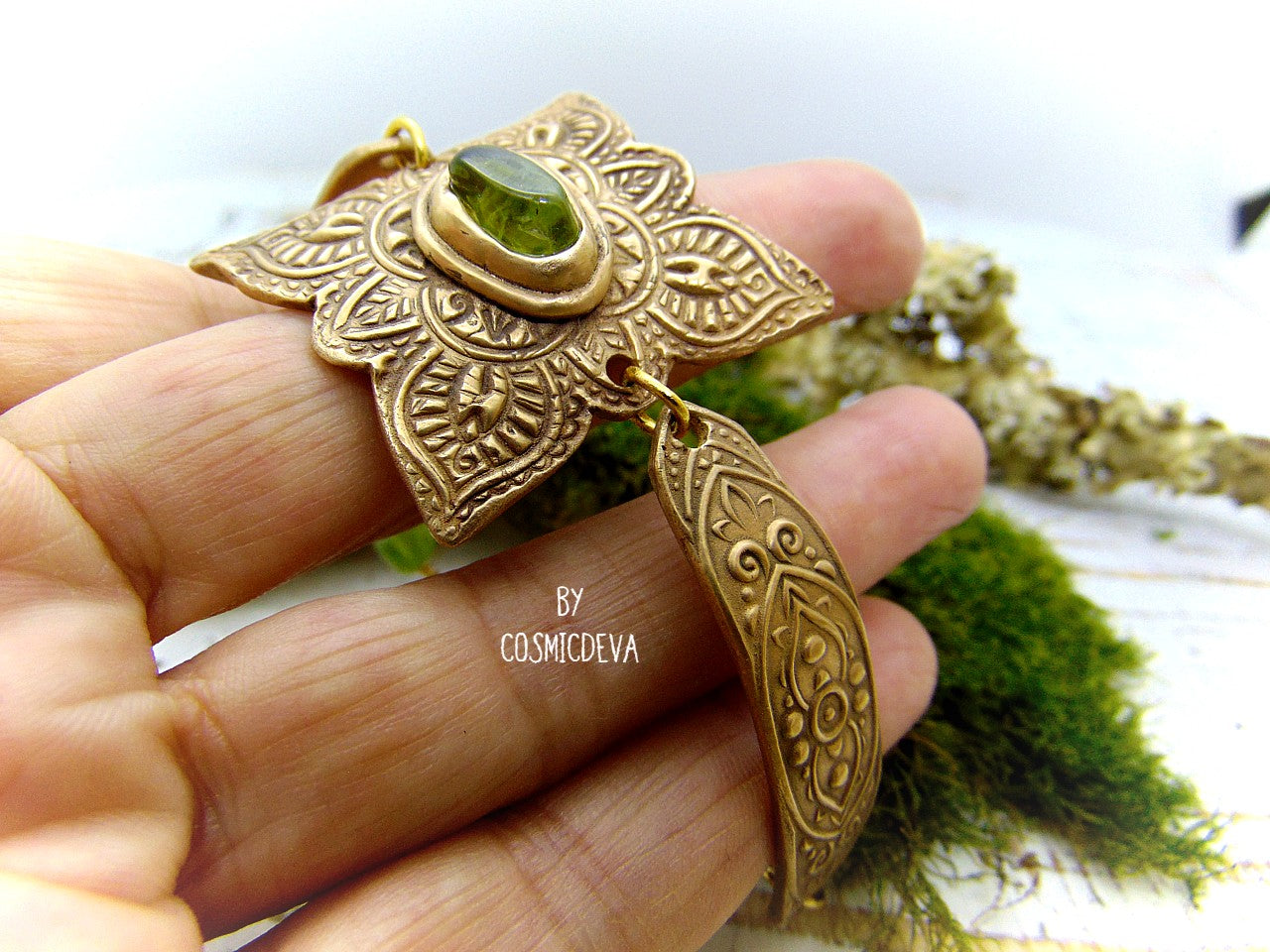 Feel enchanted by the earthy vibes of this Elven Bronze Medallion Bracelet with Raw Green Peridot. Hand formed with love, this medieval elven style bracelet is adorned with natural raw green peridot gemstones and a gracefully crafted toggle clasp.