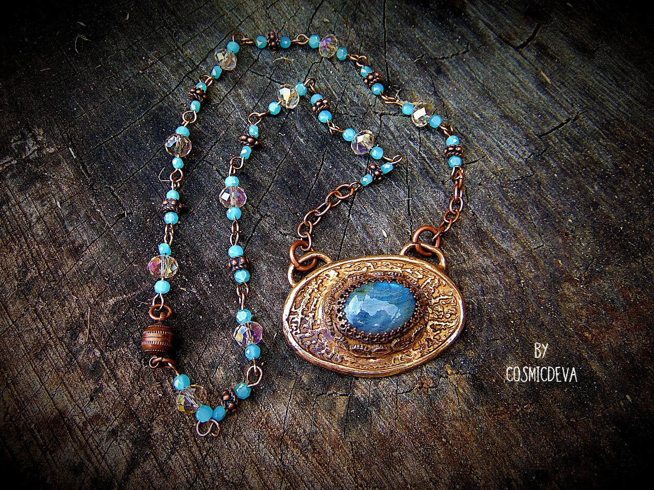 This necklace features a stunning blue labradorite set in a bezel setting, adding a touch of flash to your ensemble