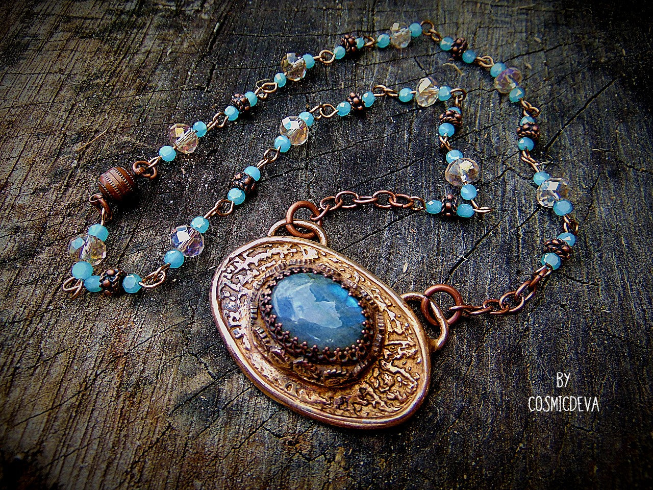 This necklace features a stunning blue labradorite set in a bezel setting, adding a touch of flash to your ensemble