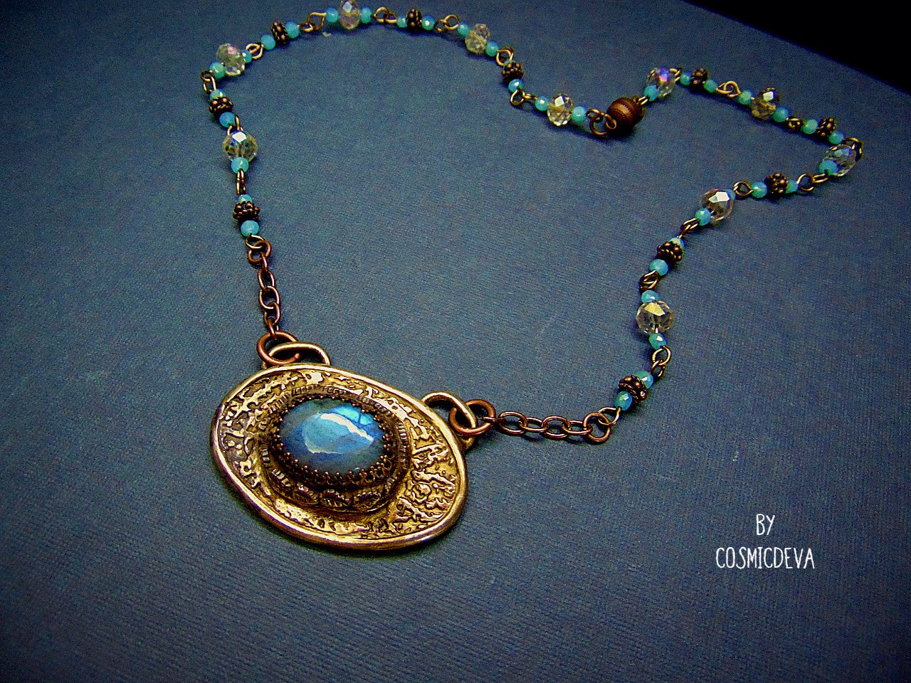 This necklace features a stunning blue labradorite set in a bezel setting, adding a touch of flash to your ensemble