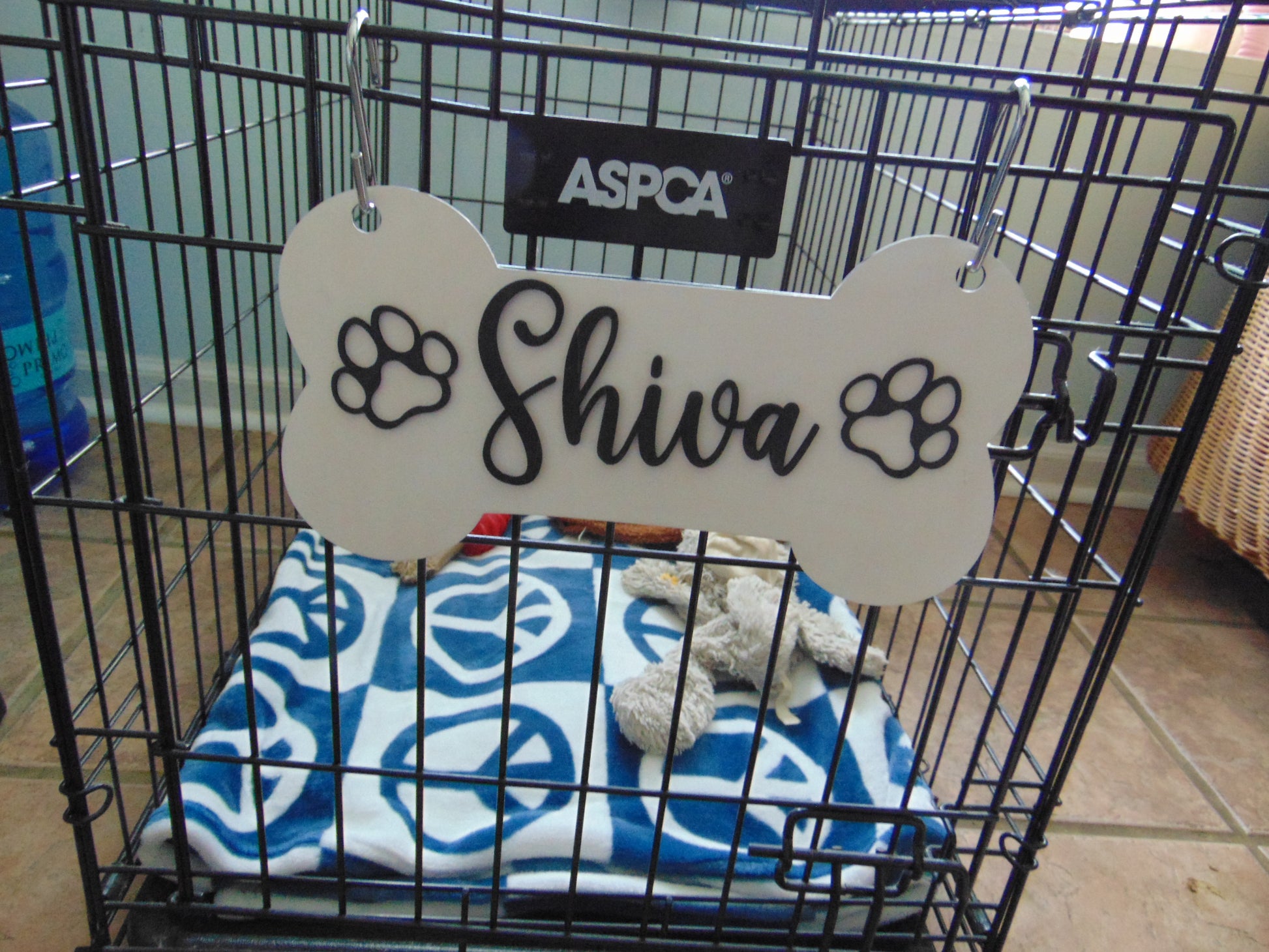 Transform your dog's space into a personalized haven with our charming bone-shaped crate sign! Crafted just for you, each sign is customized with your dog's name in your chosen color and font, ensuring a touch that perfectly matches your pet's personality.